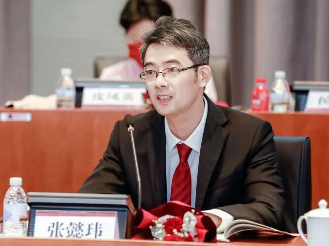 管理学院副院长张懿玮认为,精通专业的"经师"和涵养德行的"人师"的