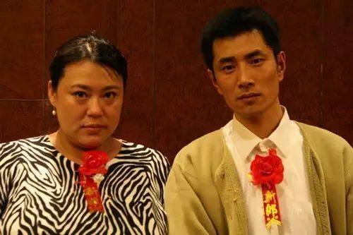 49歲的她曾又「醜」又胖，是大媽專業戶！現在卻再嫁小15歲鮮肉，完美逆襲成少女 情感 第14張