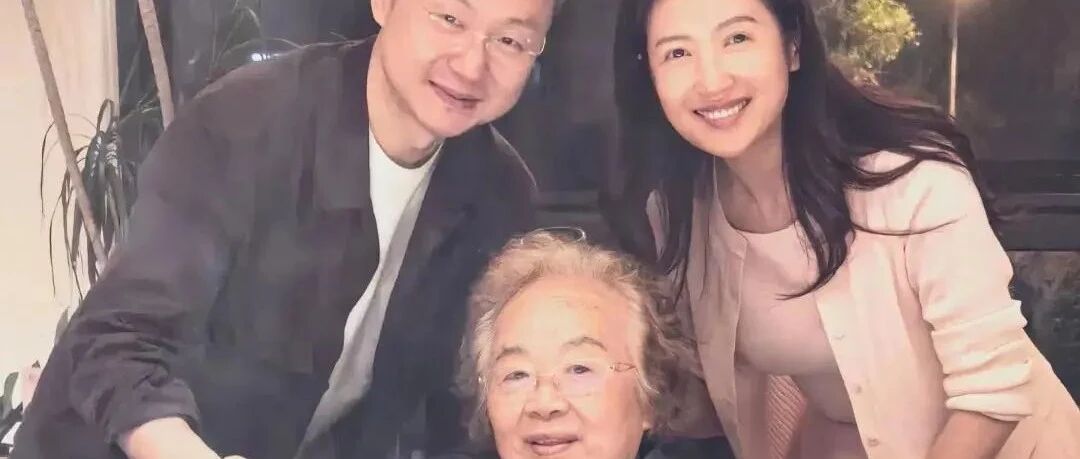 徐春妮刚强山西探亲 两代主持人家庭罕见同框
