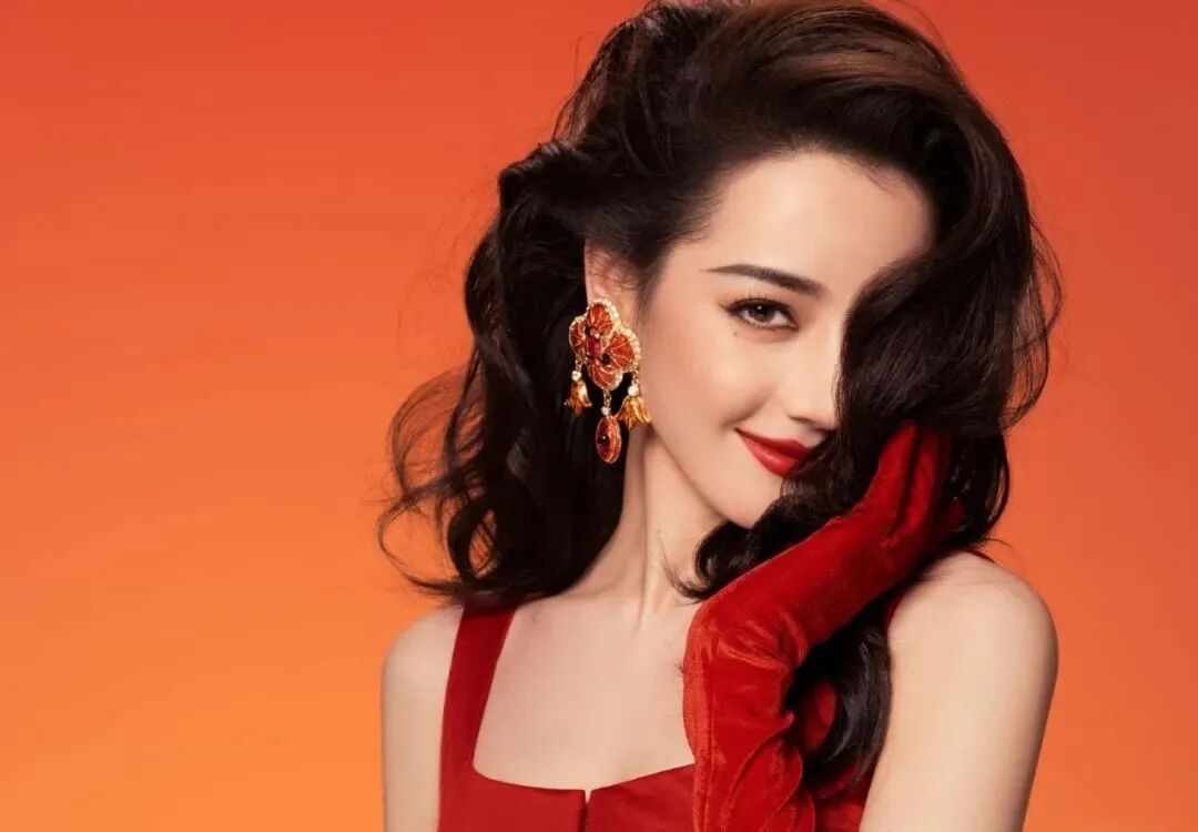 32岁迪丽热巴港风造型惊艳亮相,魅力四射