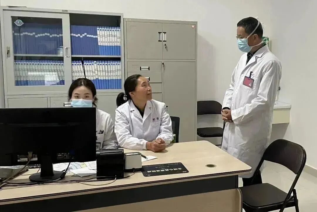 医院引流袋怎么操作“病号”给病号看病——县人民医院的这位医生身上挂着引流袋坐诊_https://www.jmylbn.com_新闻资讯_第5张