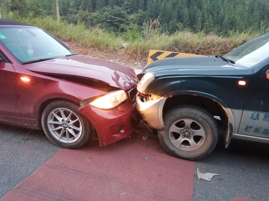 修车太贵 遵义这哥仨儿竟然 自导自演 伪造豪车相撞事故现场 百姓关注 微信公众号文章阅读 Wemp