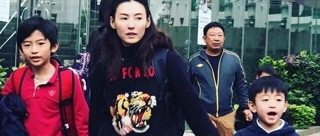 离婚9年张柏芝40岁被曝拼4胎?看回应网友炸了：你怎么把儿子养成这样?