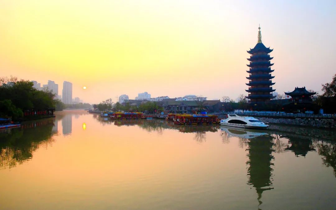 大运河是家乡高邮的母亲河,是古来有之的黄金水道,人人爱恋有加.