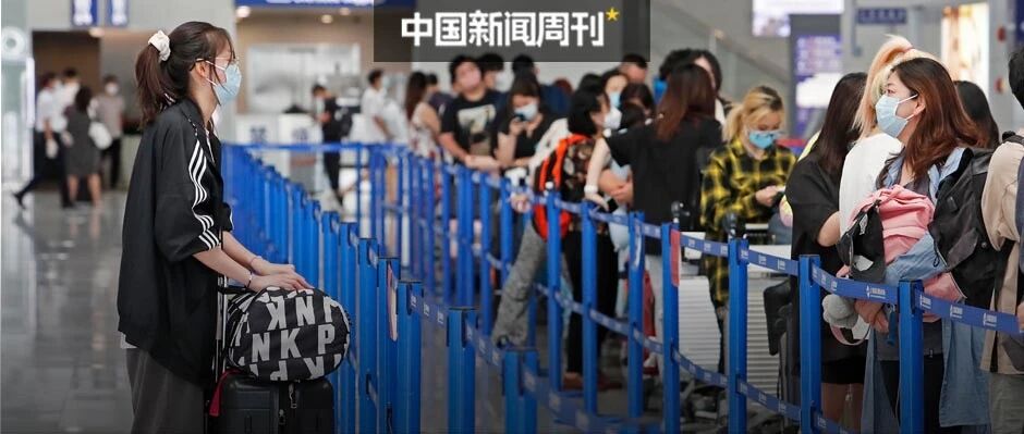 美国日新增15万感染者，返美留学生为何把机场堵了？