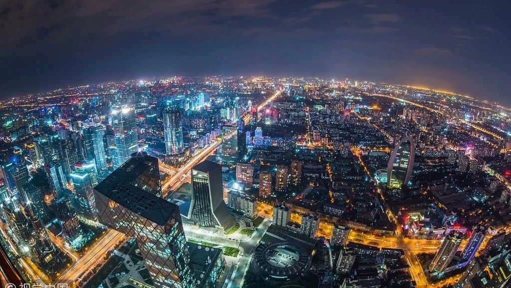 用隐私来换取同情，这种县城的人情世故在大城市是行不通的