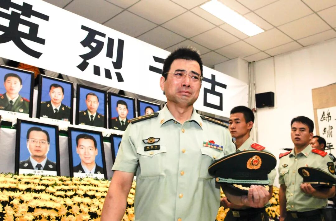 脱掉军装他们依旧是最帅的逆行者