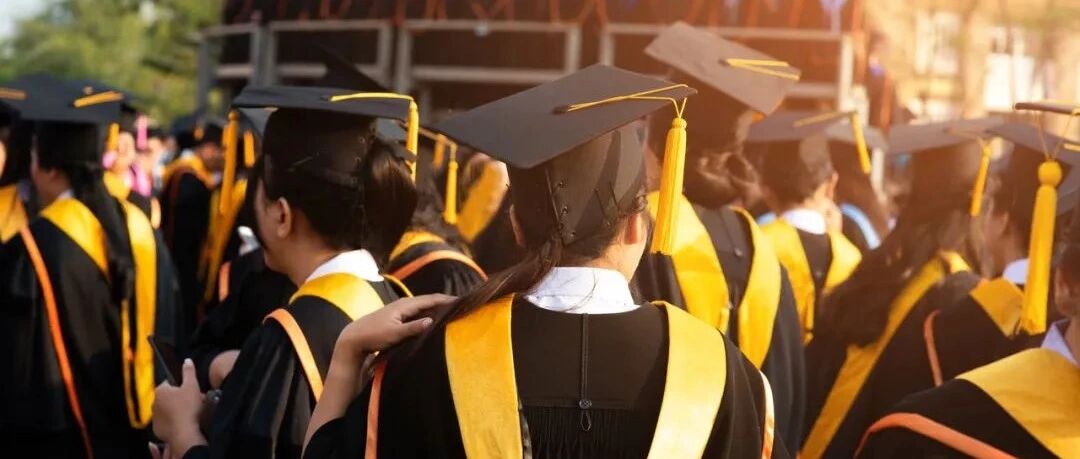 那些不想朝九晚五的年轻人在忙什么？