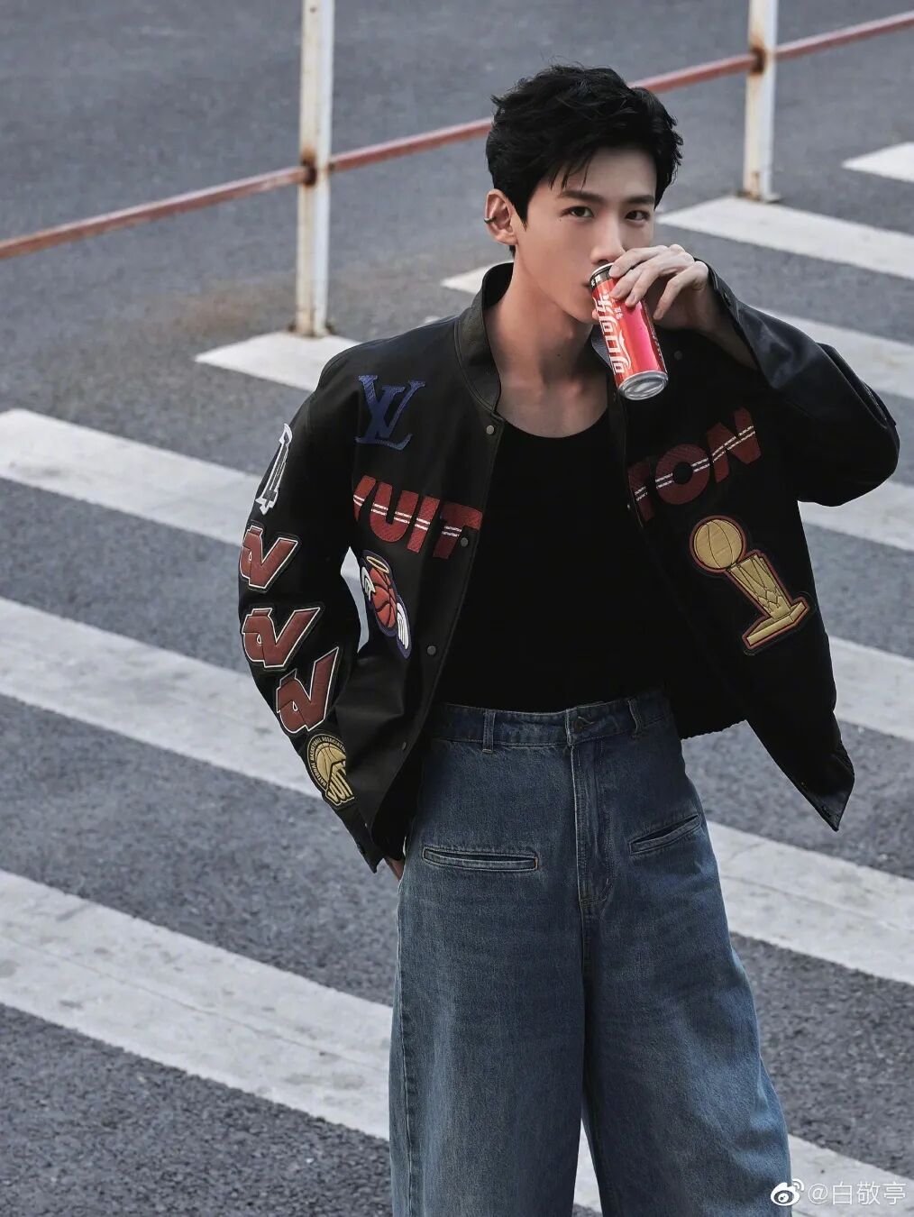 内娱男菩萨白敬亭刷爆热搜有的人表面上是搞笑男背地里却