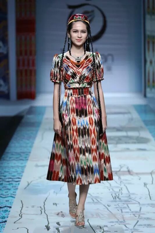 展开一副活色生香的西域风情画卷,把维吾尔民族传统的艾德莱斯扎染