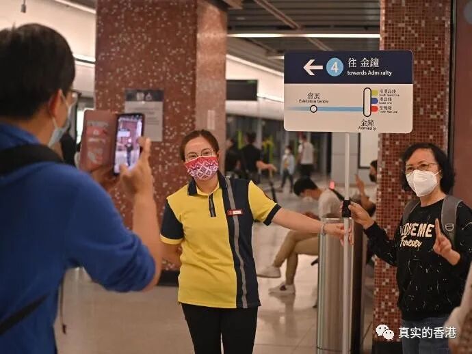 港铁东铁线过海段通车，逾2000人抢搭头班车（图） - 20