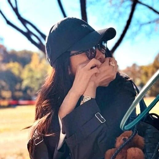 崔智友晒新照:风衣棒球帽很文艺,公园里晒太阳很惬意