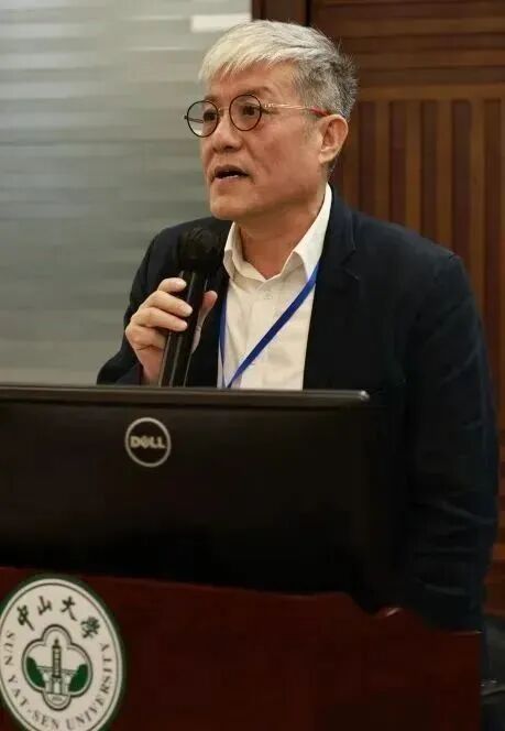 深圳报业集团原副总编辑、《晶报》原总编辑胡洪侠进行《转型，为何总是在路上》主题演讲。