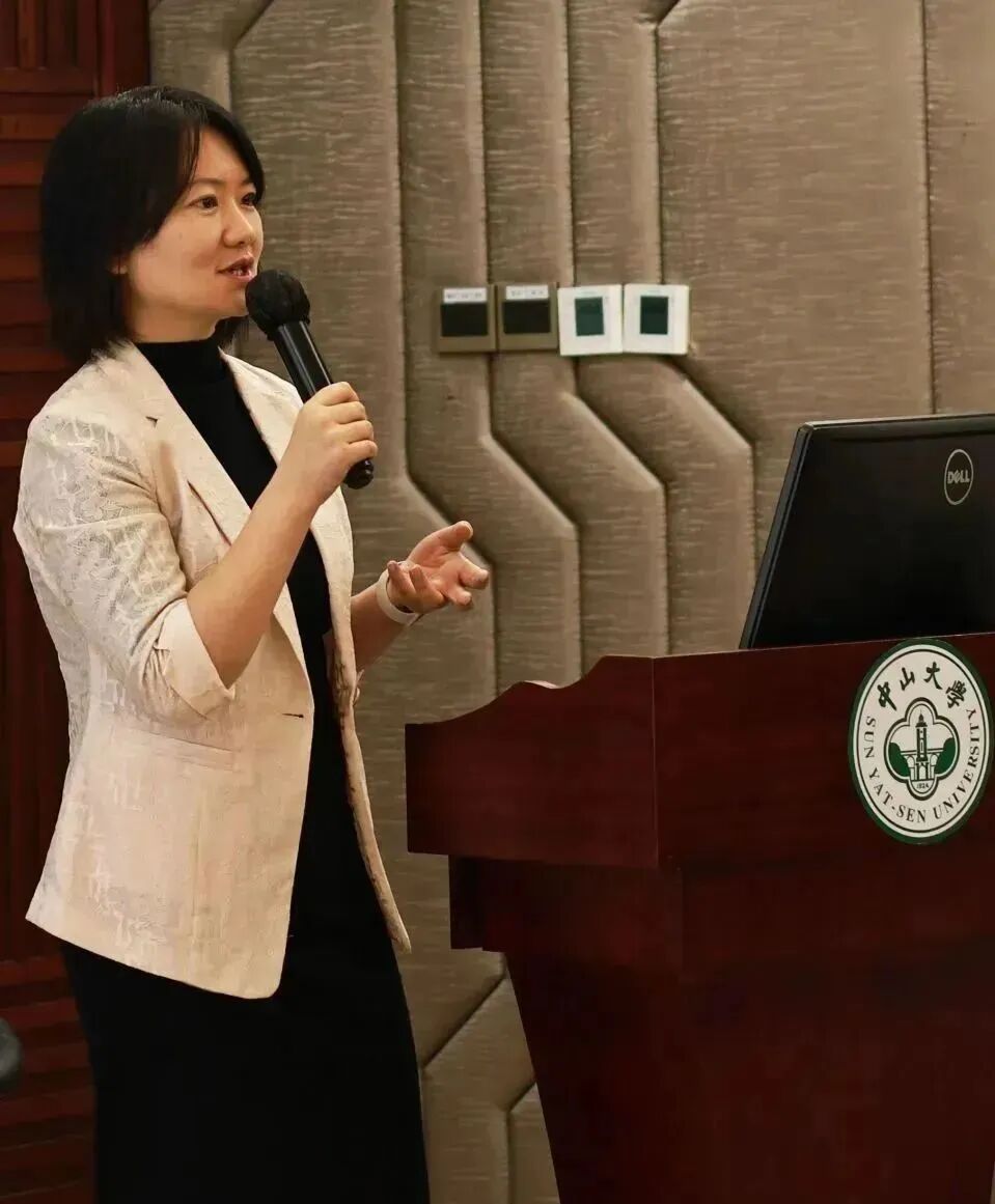 南京大学新闻传播学院王辰瑶教授进行《主流媒体创新的机遇与挑战》的主题演讲。