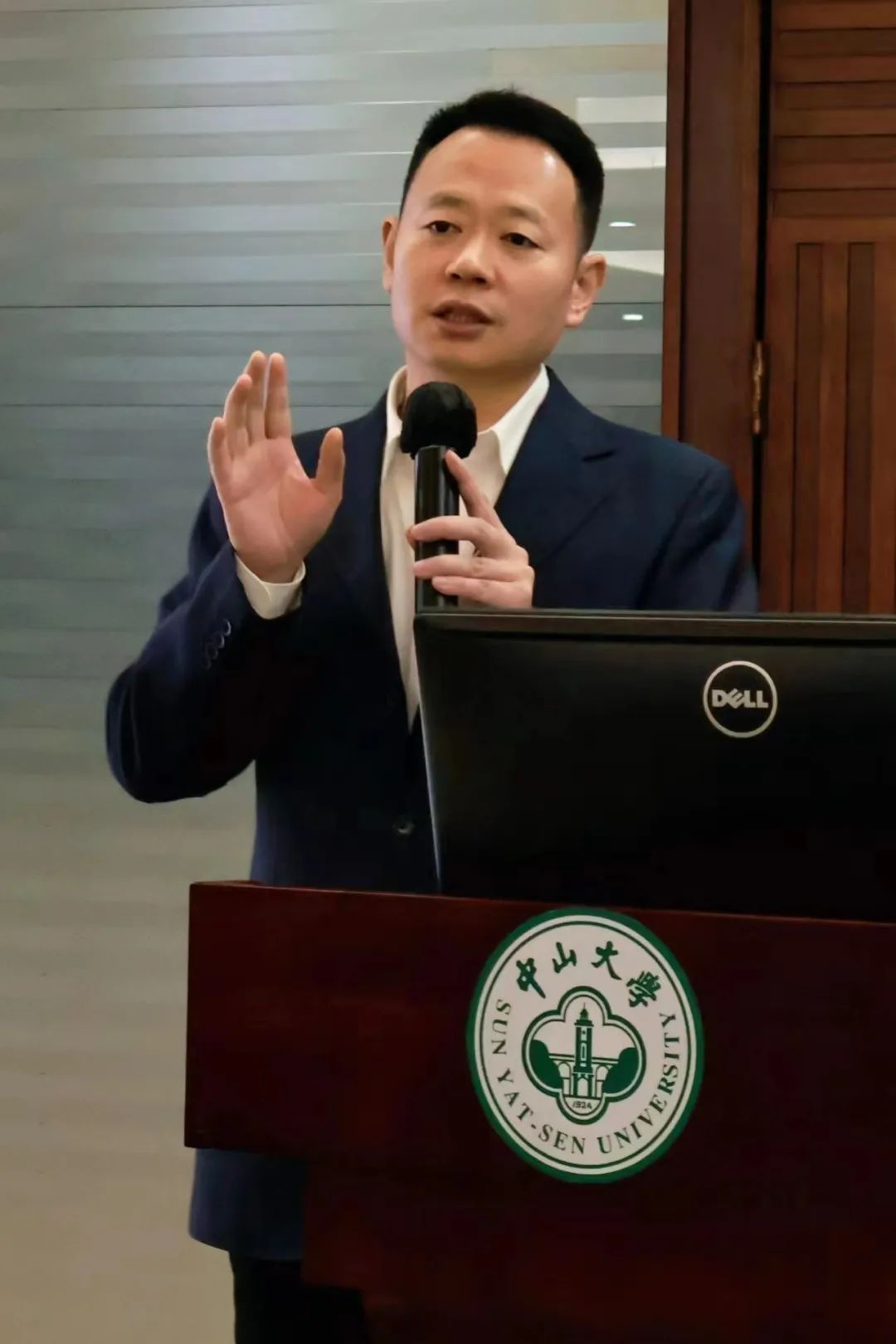 四川日报报业集团编委、封面新闻总编辑周琪进行《媒体融合十年：共创智媒生态体系》主题演讲。