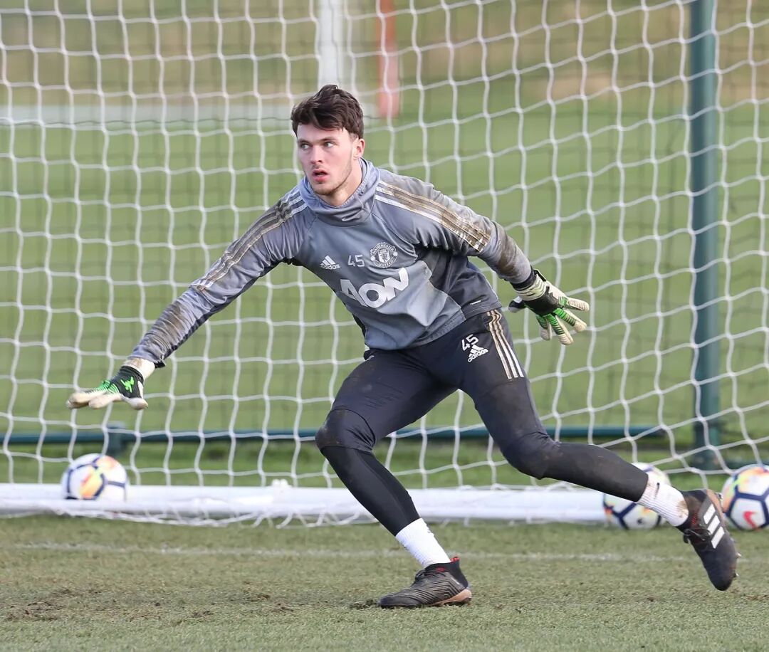 曼联足球俱乐部正式宣布,u23门将奥哈拉租借加盟英乙球队马科斯菲尔德