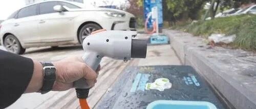 网络尚未全覆盖 充电桩建设还需加把劲