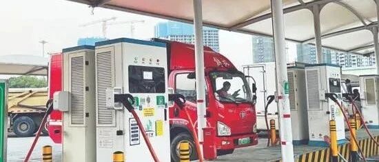 深晚荐读｜记者实地探访充电站发现，分布欠均衡，电桩有损坏