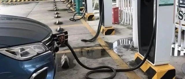 国务院为扩大汽车消费出招：鼓励各地增加号牌指标投放 加强停车场、充电桩等设施建设