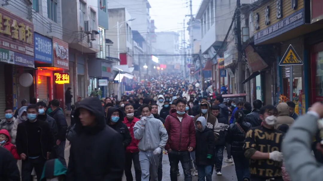 "炸龙"现场,许家坝镇的大街小巷人潮涌动,烟花爆竹炸亮夜空,各村寨