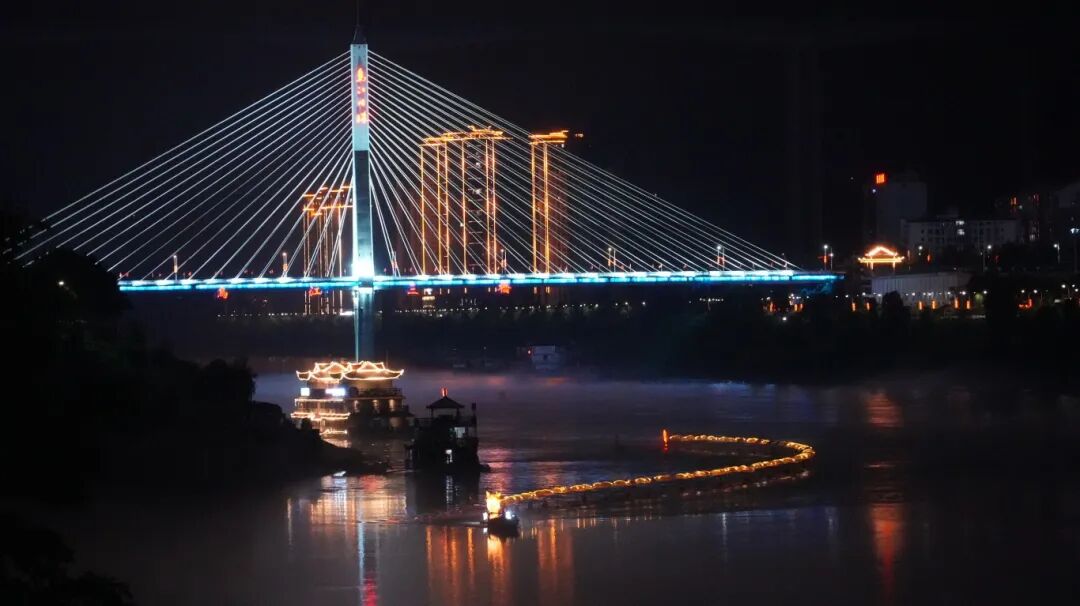 思南:游客夜游乌江 体验"一半山水一半城"