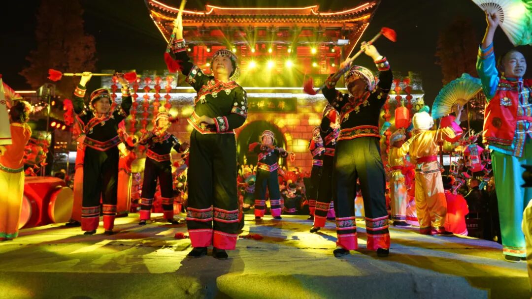 来自思南许家坝花灯队的48位表演者带着思南