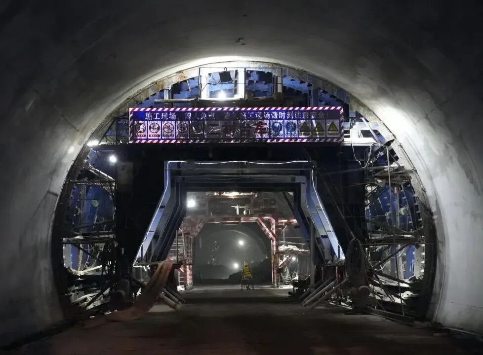 隧道施工现场（张国民摄）.jpg