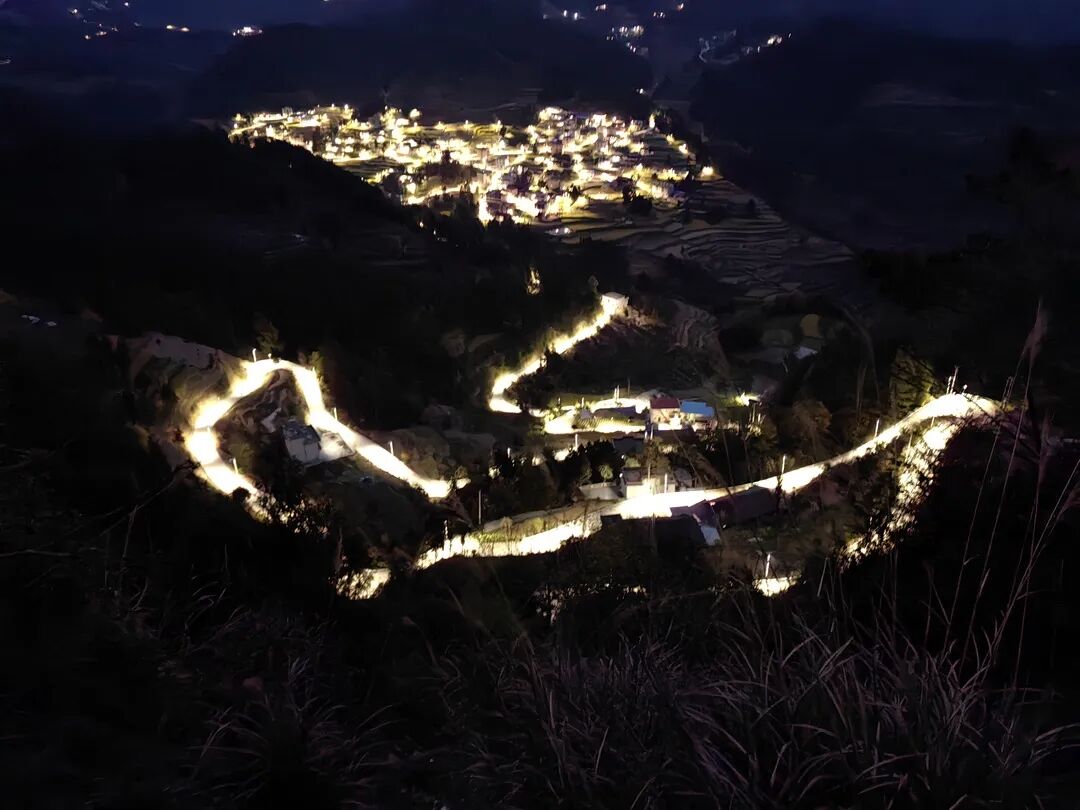 大河坝镇桃子岩村80盏太阳能路灯点亮群众出行路