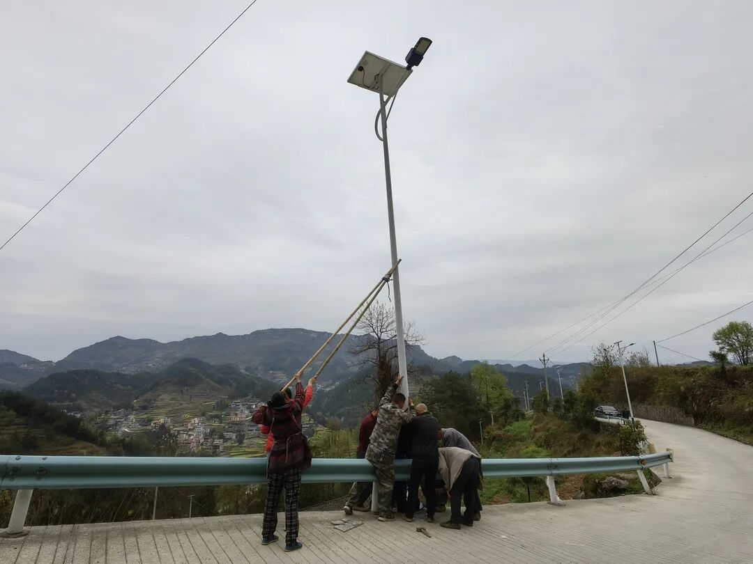 大河坝镇桃子岩村80盏太阳能路灯点亮群众出行路