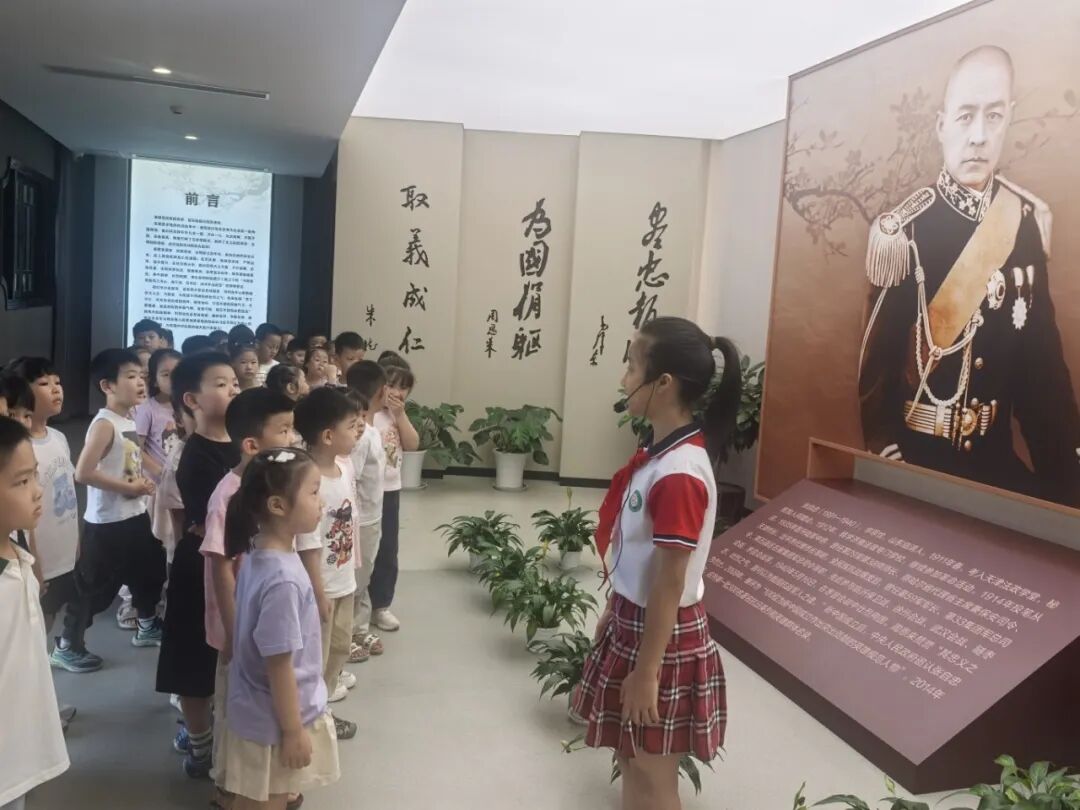 2026.9.3梅花山小学在张自忠烈士陵园开展'纪念抗战胜利81周年暨2026级新生入学第一课“活动26.jpg