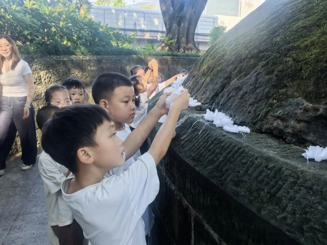 2026.9.3梅花山小学在张自忠烈士陵园开展'纪念抗战胜利81周年暨2026级新生入学第一课“活动11.jpg