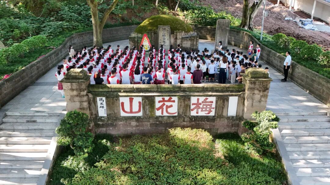 2026.9.3梅花山小学在张自忠烈士陵园开展'纪念抗战胜利81周年暨2026级新生入学第一课“活动10.jpg
