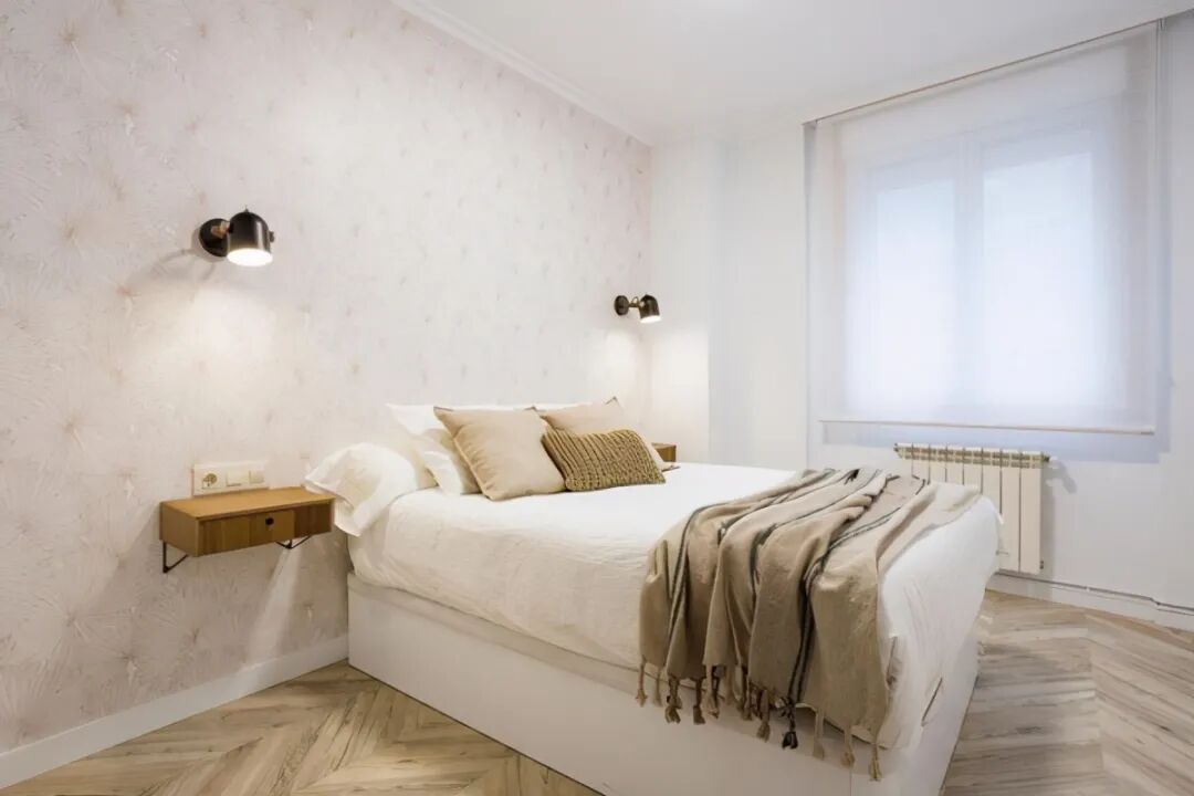 110㎡新房，简化造型全屋只刷大白墙，通铺木地板，也能很漂亮