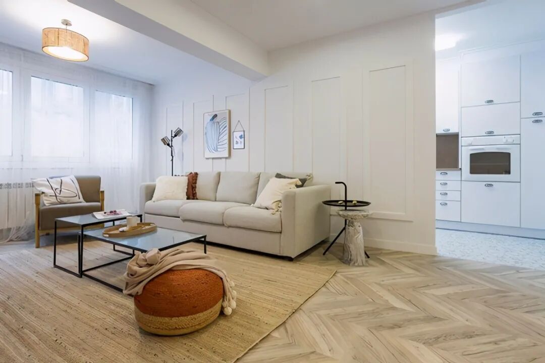 110㎡新房，简化造型全屋只刷大白墙，通铺木地板，也能很漂亮