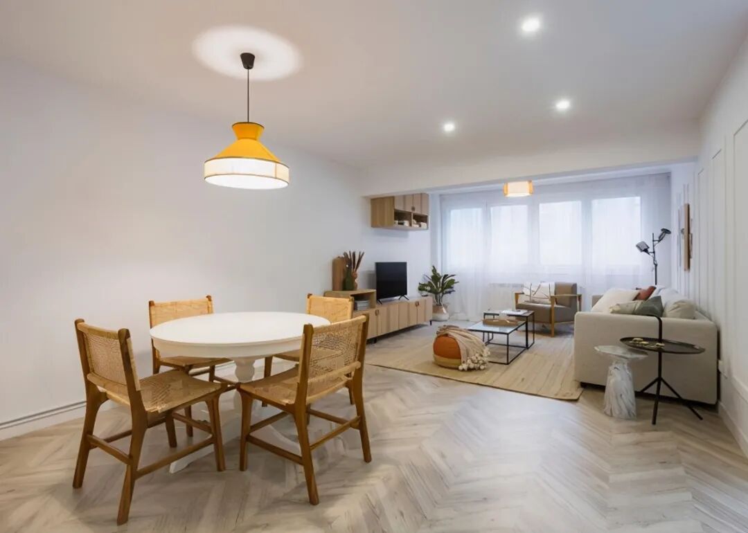 110㎡新房，简化造型全屋只刷大白墙，通铺木地板，也能很漂亮