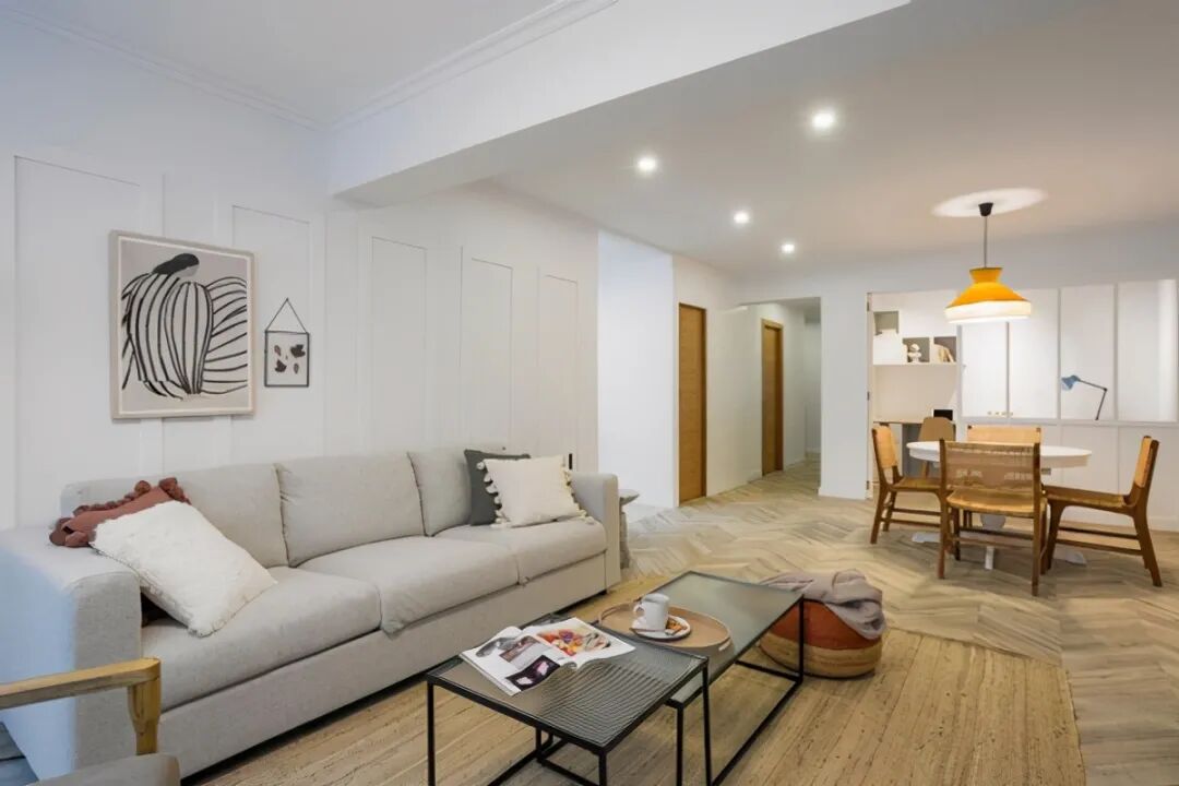 110㎡新房，简化造型全屋只刷大白墙，通铺木地板，也能很漂亮