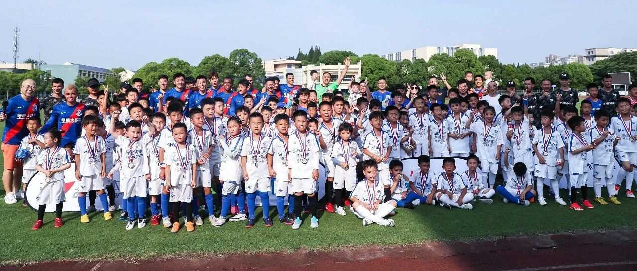 世纪江南杯五星申花蓝白争霸赛落幕，莫队“闪电染黄”，李帅还破门了！