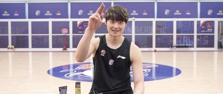 上海男篮今天正式出征！出发前王哲林还“约战”了谷爱凌！