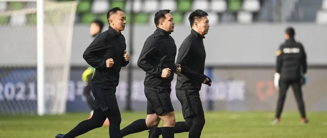 中超裁判开始备战新赛季，毕竟较大可能要遇上主场球迷们了