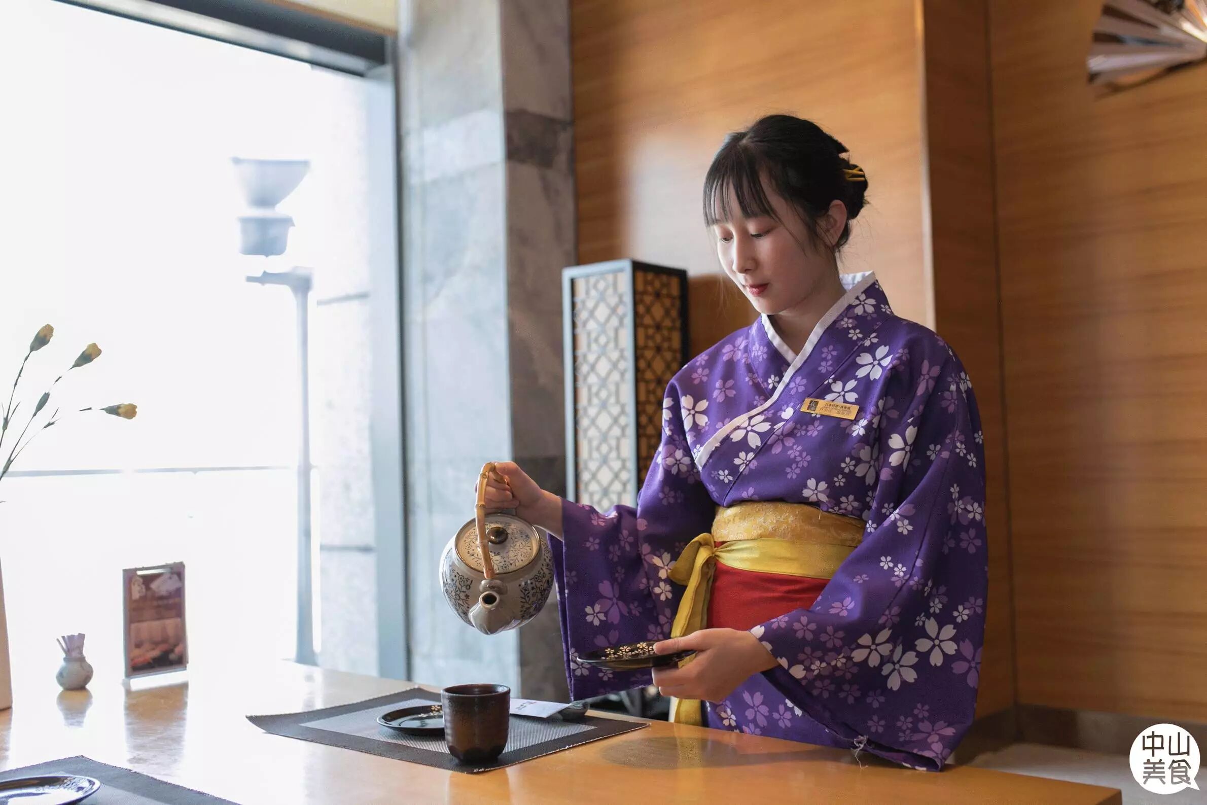 用餐过程的每一步,服务员都在在旁一对一亲切地讲解服务.