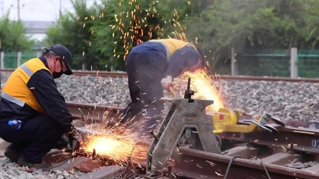 【6/8更新】合围塔克拉玛干沙漠的铁路，千里一根轨，是如何做到的？的图8