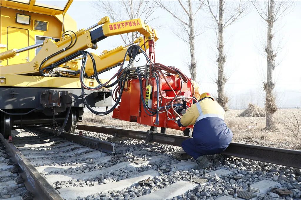 【6/8更新】合围塔克拉玛干沙漠的铁路，千里一根轨，是如何做到的？的图11