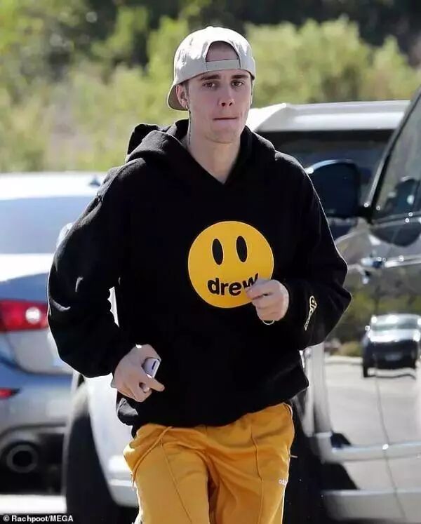 Justin Bieber 出道、成名、吸毒、戀愛、分手、墮落、訂婚、結婚！