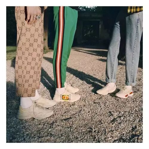 我穿著我最貴的 Supreme 去相親，結果人家扭頭就走。