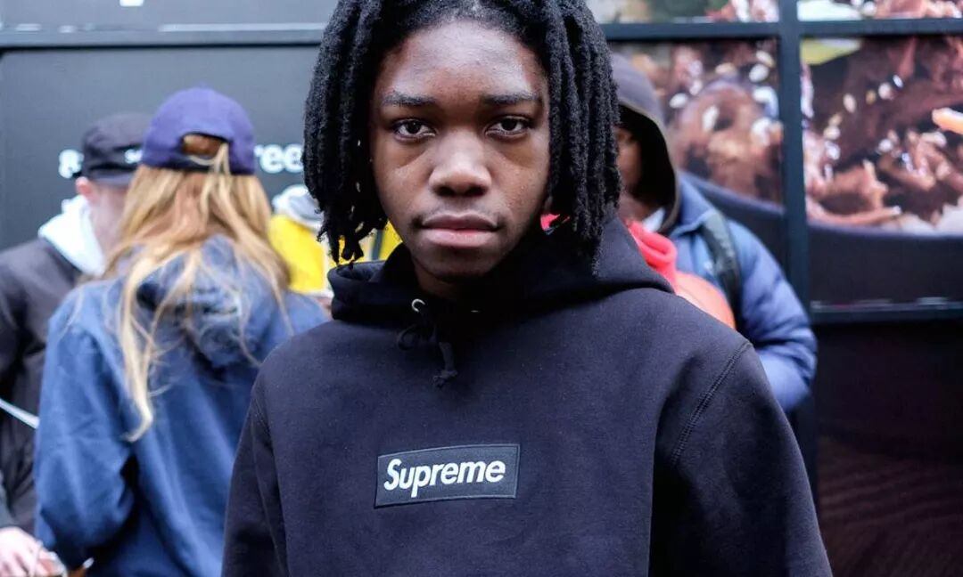 我穿著我最貴的 Supreme 去相親，結果人家扭頭就走。