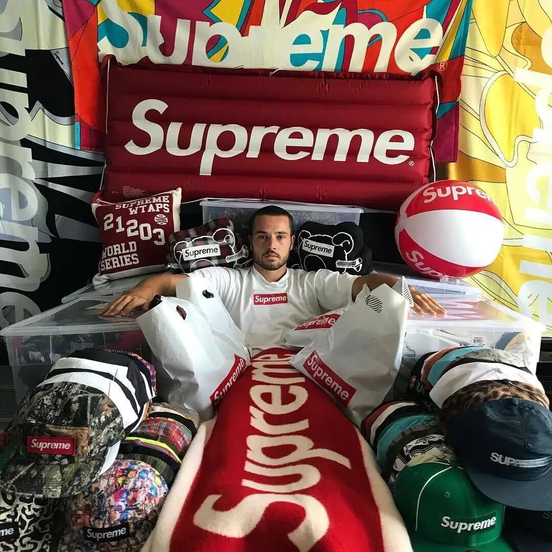我穿著我最貴的 Supreme 去相親，結果人家扭頭就走。
