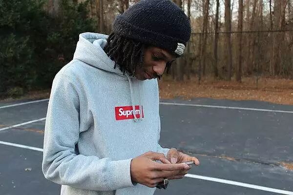 我穿著我最貴的 Supreme 去相親，結果人家扭頭就走。