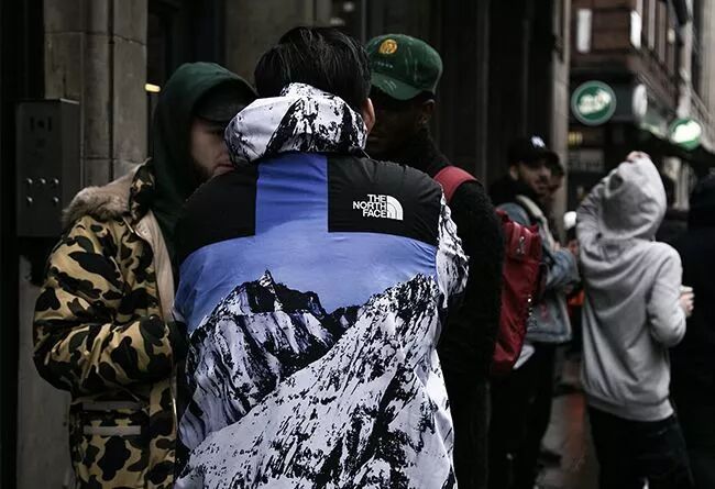 我穿著我最貴的 Supreme 去相親，結果人家扭頭就走。