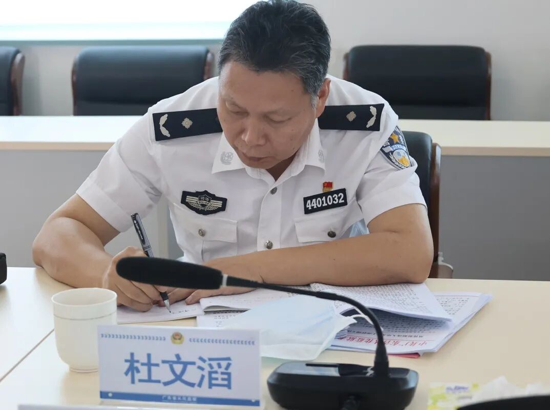 从化监狱召开队伍教育整顿专题民主生活会