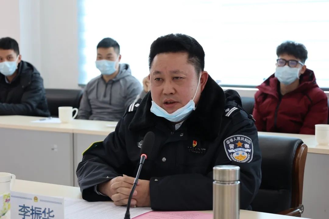 监狱党委委员,副监狱长李振华同志带领大家大喊三声"从化监狱我爱你